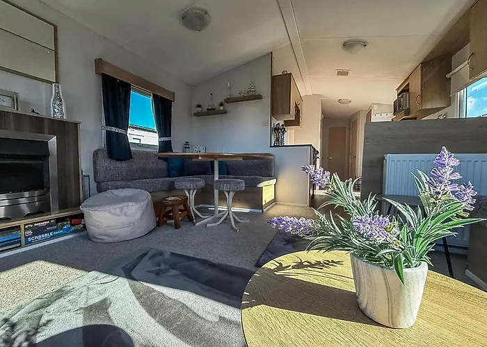 Lovely 8 Berth Caravan At Manor Park Nearby Hunstanton Beach 23107S