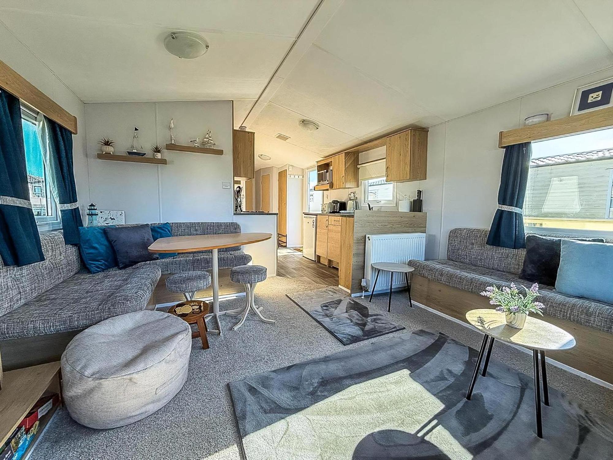 Lovely 8 Berth Caravan At Manor Park Nearby 23107s Hunstanton