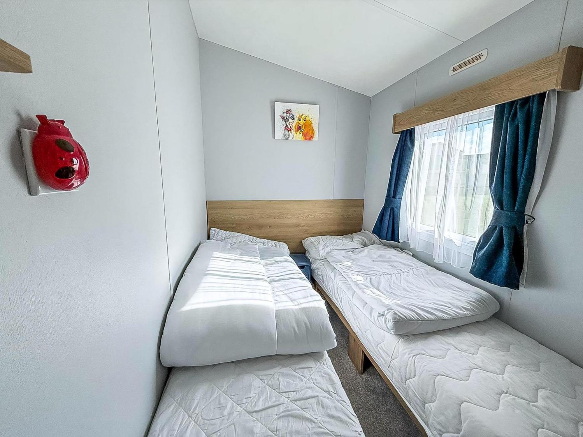 Campsite Lovely 8 Berth Caravan At Manor Park Nearby 23107s *